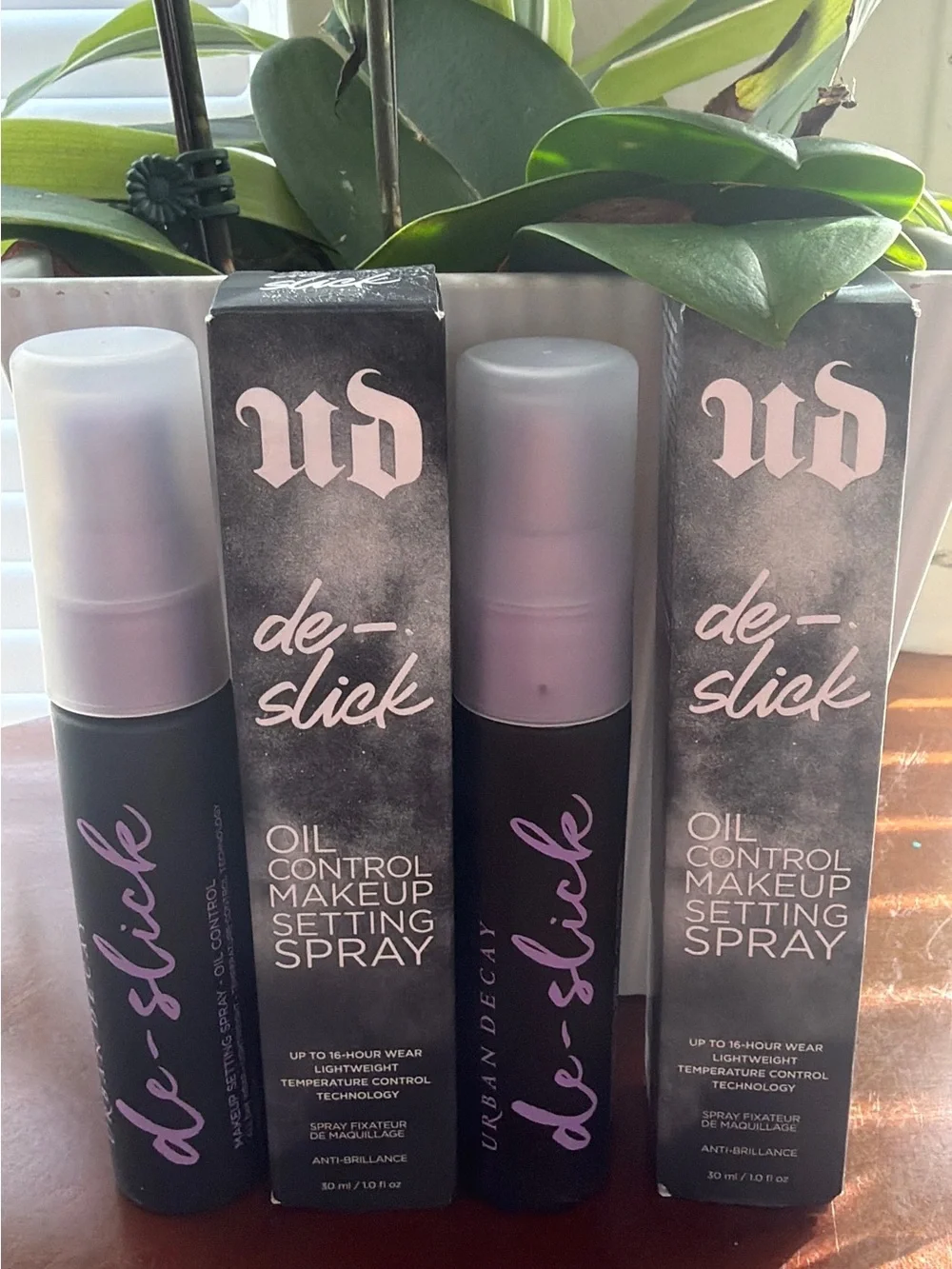 Urban Decay de-slick Makeup Setting Spray — Black with Purple Text